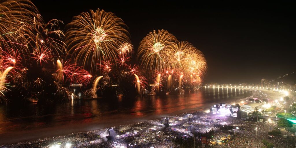 virada-do-ano-no-rio-leva-2,6-milhoes-de-pessoas-a-copacabana