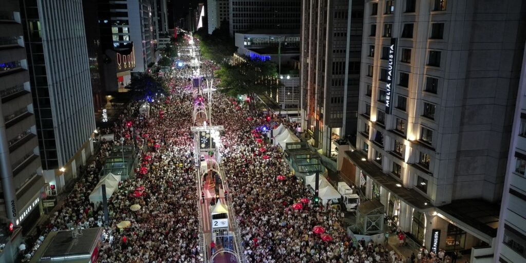 reveillon-na-avenida-paulista-teve-musica-e-fogos-silenciosos