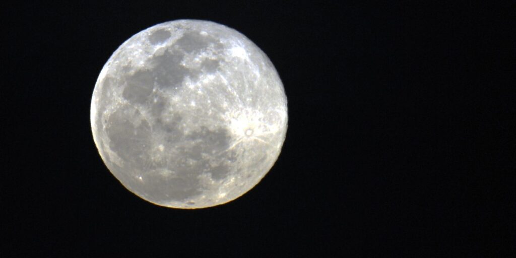 superlua-nao-aumenta-de-tamanho,-mas-se-aproxima-mais-da-terra