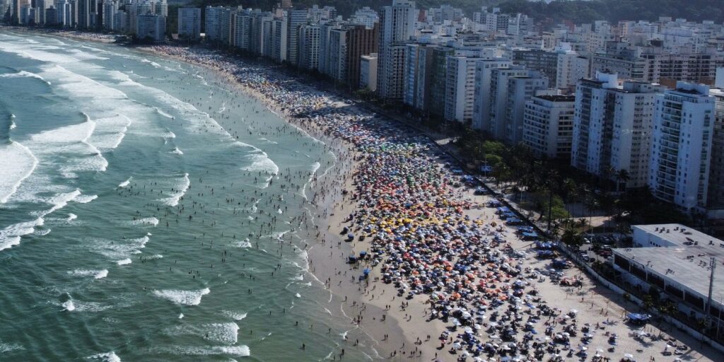 sp:-defesa-civil-emite-alerta-extremo-de-temporal-no-guaruja