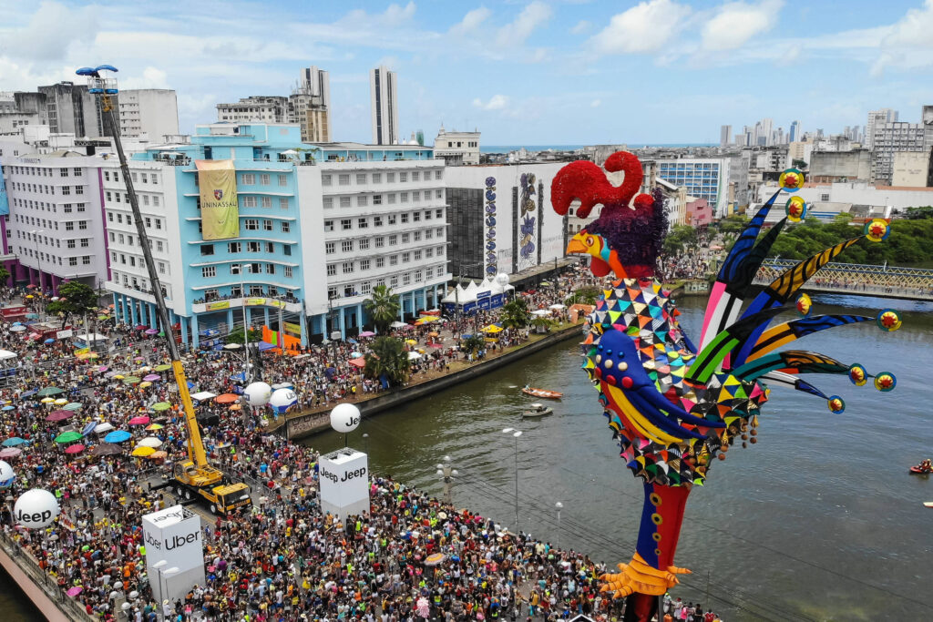 galo-da-madrugada:-icone-do-carnaval-de-recife-que-ecoa-por-todo-o-brasil