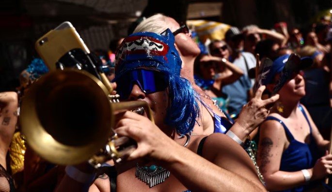 bloco-da-pabllo,-vou-de-taxi-e-charanga-do-franca-agitam-a-capital-nesta-segunda-de-carnaval