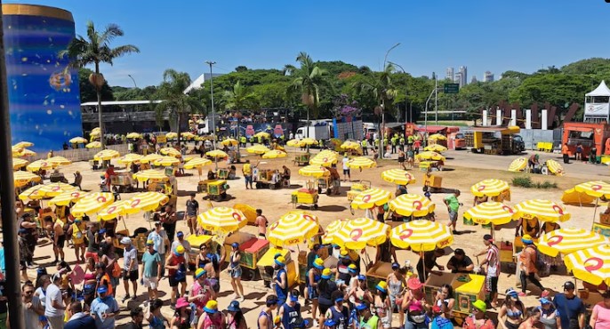 vou-de-taxi-arrasta-multidao-no-ibirapuera-com-hits-dos-anos-1990-e-2000