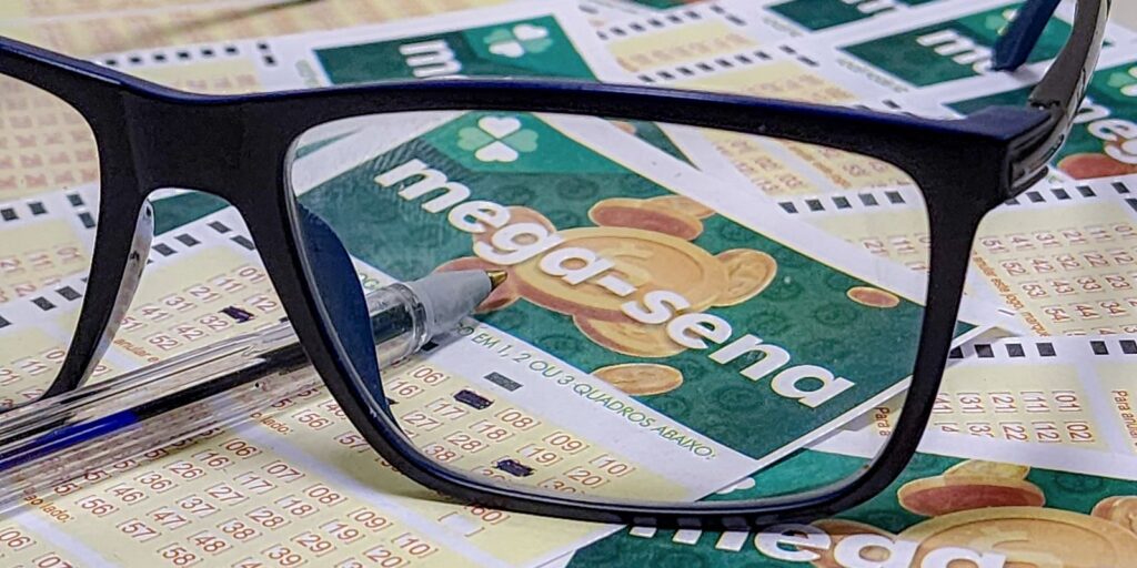 mega-sena-acumulada-sorteia-premio-estimado-em-r$-105-milhoes