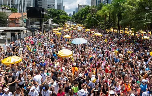 pedro-sampaio-arrasta-multidao-no-ibirapuera-com-hit-“jetski”-e-encerra-carnaval-de-rua-em-sp