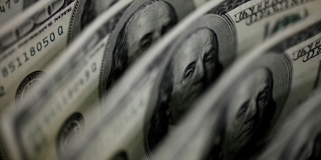 dolar-encosta-em-r$-5,25-com-agravamento-da-guerra-no-oriente-medio