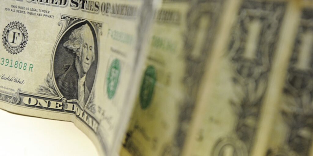 dolar-cai-para-r$-5,24,-e-bolsa-sobe-3,24%-apos-fala-de-trump
