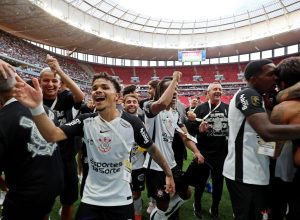 corinthians-vence-flamengo-e-e-bicampeao-da-supercopa-rei