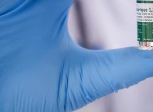comeca-vacinacao-de-1,2-milhao-de-profissionais-de-saude-contra-dengue