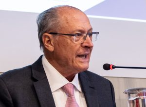 alckmin:-brasil-nao-perde-competitividade-com-tarifa-de-10%-dos-eua