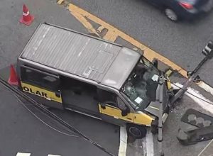 van-escolar-atinge-semaforo-na-avenida-nova-cantareira-e-deixa-dois-feridos