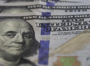 com-tensao-no-ira,-dolar-fecha-em-r$-5,32,-o-maior-valor-desde-janeiro