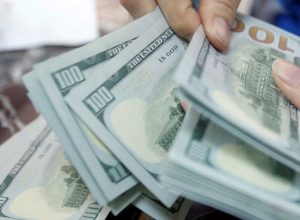 dolar-cai-1,6%-e-fecha-em-r$-5,23-com-alivio-externo