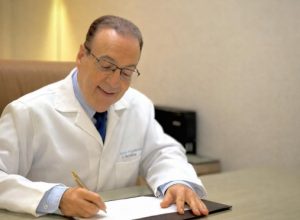 dr.-bacteria:-o-cientista-que-levou-a-microbiologia-para-milhoes-de-brasileiros