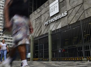 petrobras-diz-entregar-todo-o-combustivel-produzido-nas-refinarias