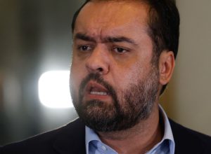 claudio-castro-diz-que-sai-do-governo-do-rio-“de-cabeca-erguida”